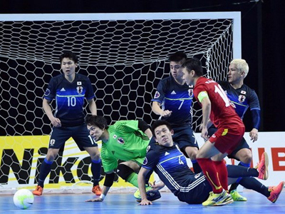 Futsal Việt Nam (áo đỏ) từng làm nên kỳ tích trước nhà vô địch châu Á Nhật Bản.